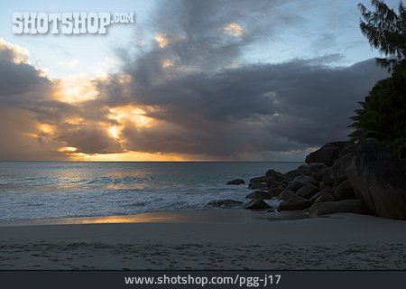 
                Sonnenuntergang, Strand, Meer, Seychellen, Praslin, Anse Georgette                   