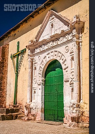 
                Kapelle, Eingangstor, Puno                   