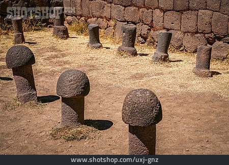 
                Puno, Steinphallus, Chucuito Temple Of Fertility                   