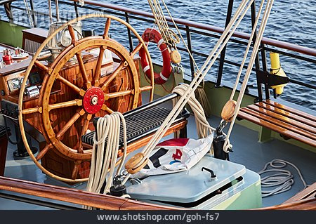 
                Segelboot, Steuerrad, Segelyacht, Schiffsdeck                   