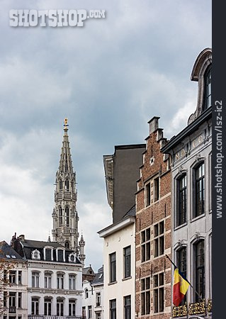 
                Hausfassade, Turmspitze, Brüssel                   