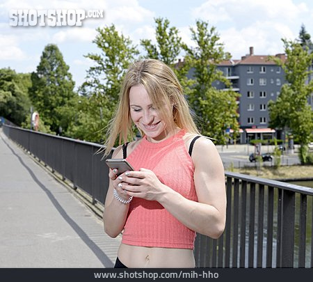 
                Junge Frau, Frau, Mobile Kommunikation, Smartphone                   