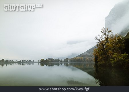 
                Herbst, Bergsee, Herbstnebel                   