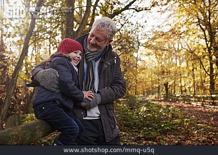 
                Großvater, Herbstspaziergang, Enkelin                   