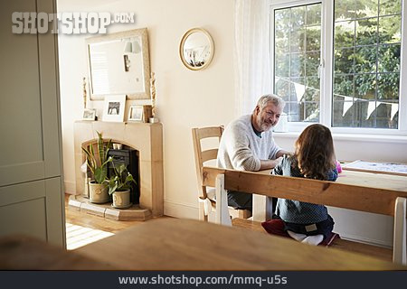 
                Großvater, Zuhause, Enkelin, Kinderbetreuung                   