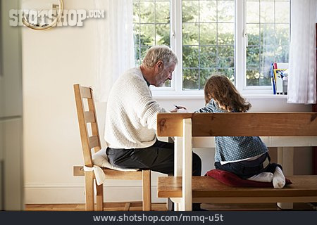 
                Großvater, Hausaufgaben, Enkelin, Kinderbetreuung                   