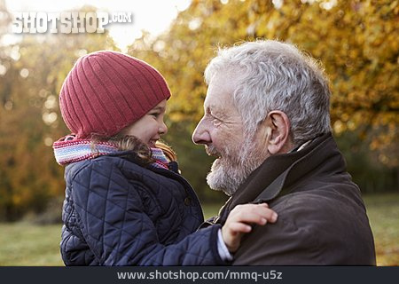 
                Großvater, Herbstspaziergang, Enkeltochter                   