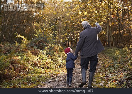 
                Großvater, Erklären, Generationen, Herbstspaziergang, Enkelin                   