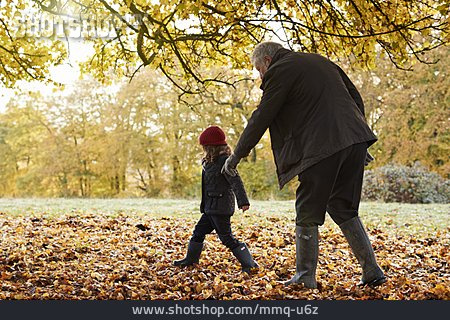 
                Großvater, Herbst, Spaziergang, Enkeltochter                   