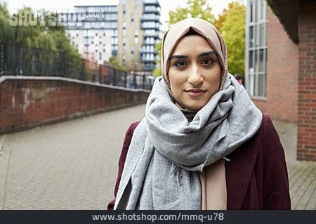 
                Studentin, Muslimin, Hidschab                   
