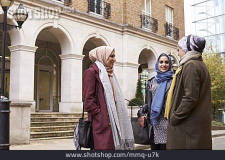 
                Gespräch, Freundinnen, Religionsfreiheit, Muslimin                   