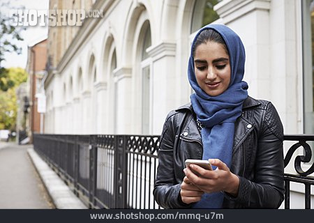 
                Modern, Mobiltelefon, Alltag, Muslimin                   