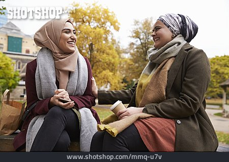 
                Freundschaft, Modern, Urban, Freundinnen, Muslimin, Hidschab                   