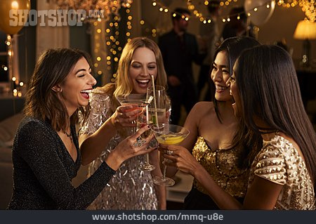 
                Party, Feiern, Cocktail, Freundinnen, Anstoßen                   