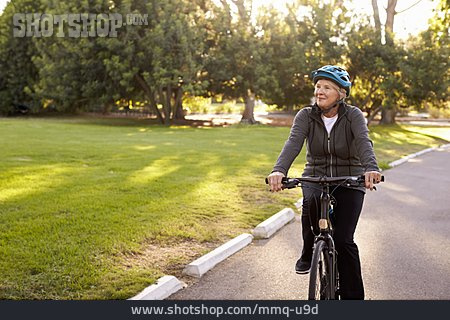 
                Aktiver Senior, Radfahren, Radfahrerin                   