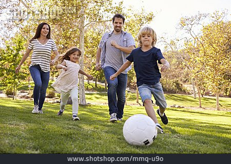 
                Fußball, Spielen, Kindheit, Familie                   