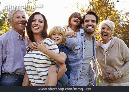 
                Generationen, Großeltern, Großfamilie, Familienportrait                   
