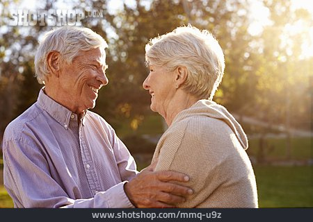 
                Zuneigung, Romanze, Seniorenpaar                   