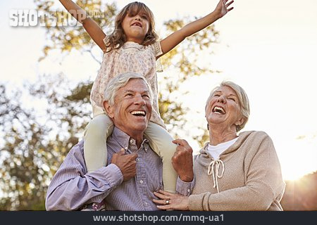
                Lachen, Großeltern, Enkeltochter                   