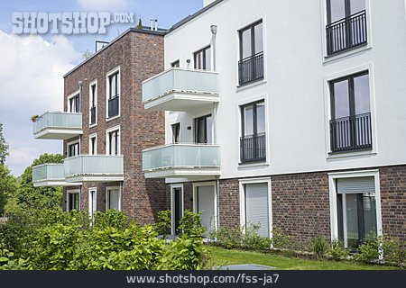 
                Wohnhaus, Balkon, Wohnungen                   