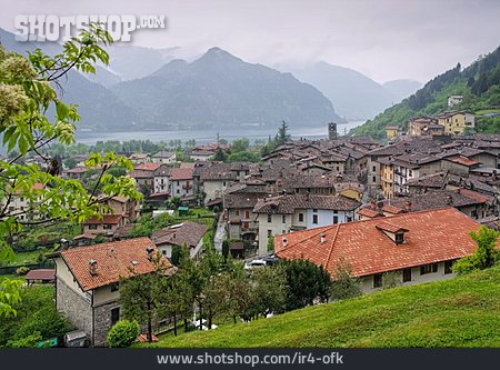 
                Dorf, Lombardei                   