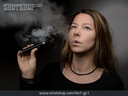 
                Raucherin, E-zigarette                   