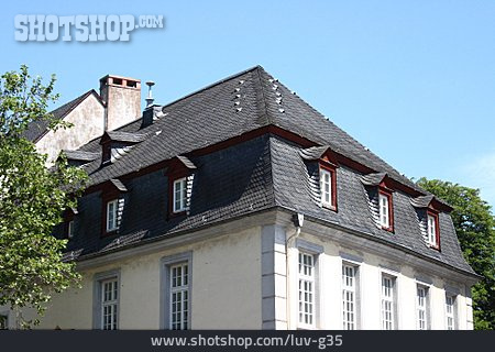 
                Wohnhaus, Dachgaube, Schieferdach                   