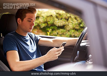 
                Gefahr, Autofahrer, Unkonzentriert, Textnachricht                   