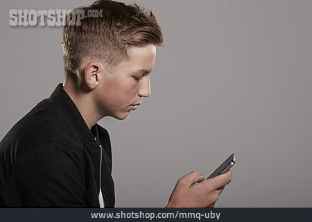 
                Jugendlicher, Ernst, Soziale Netzwerke, Cyber-mobbing                   