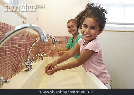 
                Kindergarten, Körperhygiene, Hände Waschen, Hygieneerziehung                   