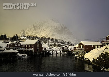 
                Norwegen, Wohnhäuser, Lofoten, Wintersonne                   
