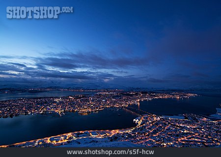 
                Stadtansicht, Blaue Stunde, Tromsö                   