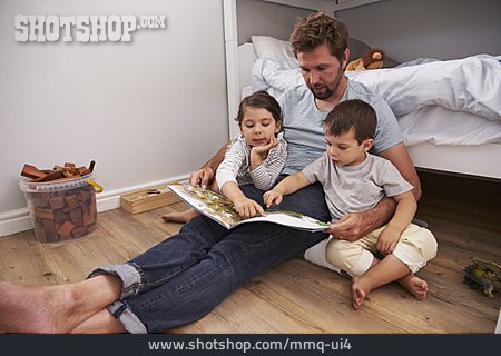 
                Vater, Kinderzimmer, Vorlesen, Elternzeit                   