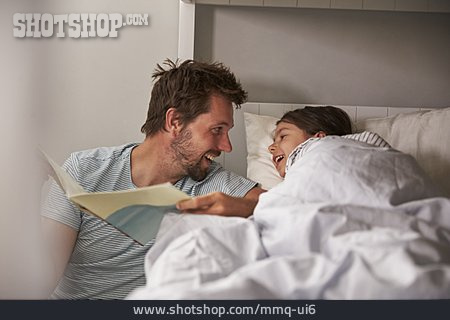 
                Vater, Bett, Tochter, Vorlesen, Gutenachtgeschichte                   
