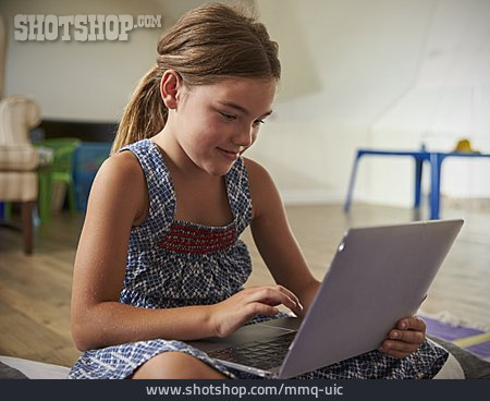 
                Mädchen, Benutzen, Laptop, Chatten                   
