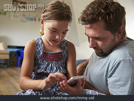 
                Vater, Benutzen, Tochter, Mobiltelefon, Medienkonsum                   