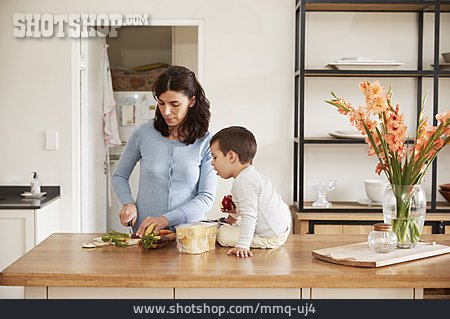 
                Mutter, Gesunde Ernährung, Zuhause, Gemüse, Sohn, Elternzeit                   