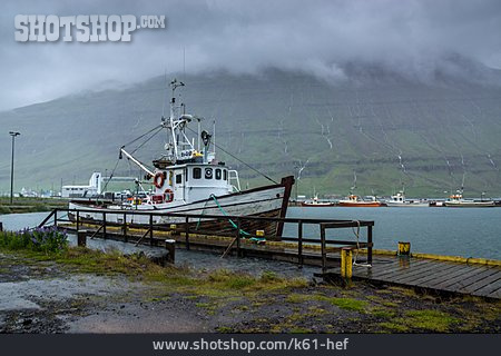 
                Fischerboot, Regnerisch, Seyðisfjörður                   
