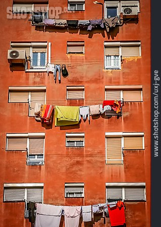 
                Städtisches Leben, Mehrfamilienhaus, Madrid                   