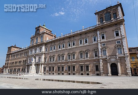 
                Piazza Duomo, Modena, Militärakademie                   