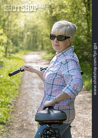 
                Fahrradtour, Aktive Seniorin                   
