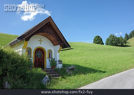
                Tirol, Almwiese, Bergkapelle                   