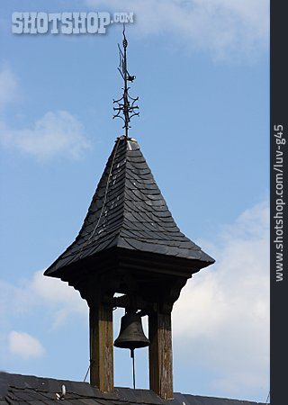 
                Glockenturm, Wetterfahne, Schieferdach                   