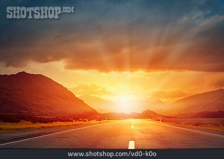 
                Sonnenstrahlen, Abendsonne, Landstraße                   