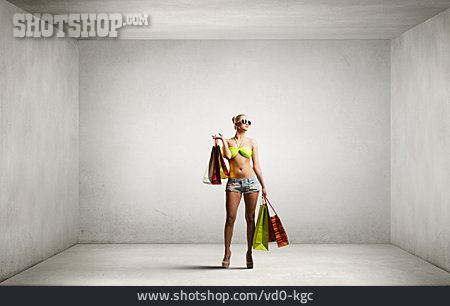 
                Junge Frau, Einkaufen, Sommerschlussverkauf                   