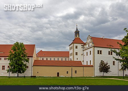 
                Finsterwalder Schloss                   