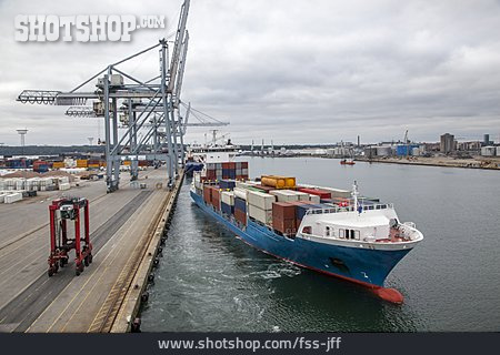 
                Frachtschiff, Containerschiff, Containerterminal                   