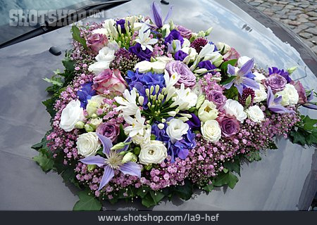 
                Blumenschmuck, Blumengebinde, Hochzeitsauto                   