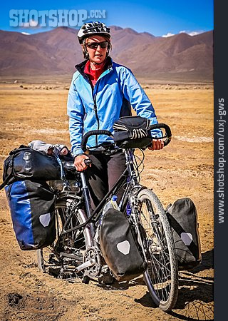 
                Radfahrerin, Bolivien, Abenteuerurlaub                   