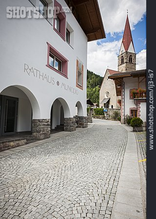 
                Rathaus, Ultental, St. Helena                   
